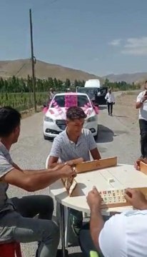 YOLA OKEY MASASI KURUP, DÜĞÜN KONVOYUNDAN BAHŞİŞ ALDILAR