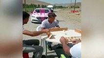 Düğün konvoyundan bahşiş alabilmek için yaptıkları görenleri şaşırttı! Yolun ortasına okey masası kurup okey oynadılar