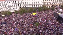 Decenas de miles de checos piden la dimisión del Gobierno de coalición