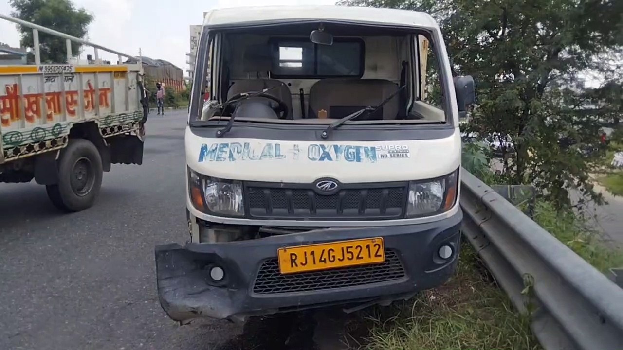 VIDEO - जयपुर में हाइवे पर दौड़ते समय ऐसे पलटा बेकाबू लोडिंग वाहन, दूर-दूर तक ऐसे उछलकर गिरे सिलेंडर..