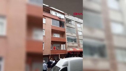 Son dakika haber | İSTANBUL-SULTANGAZİ'DE YANGINDA MAHSUR KALAN ANNE ÇOCUĞUNU BALKONDAN AŞAĞI BIRAKTI