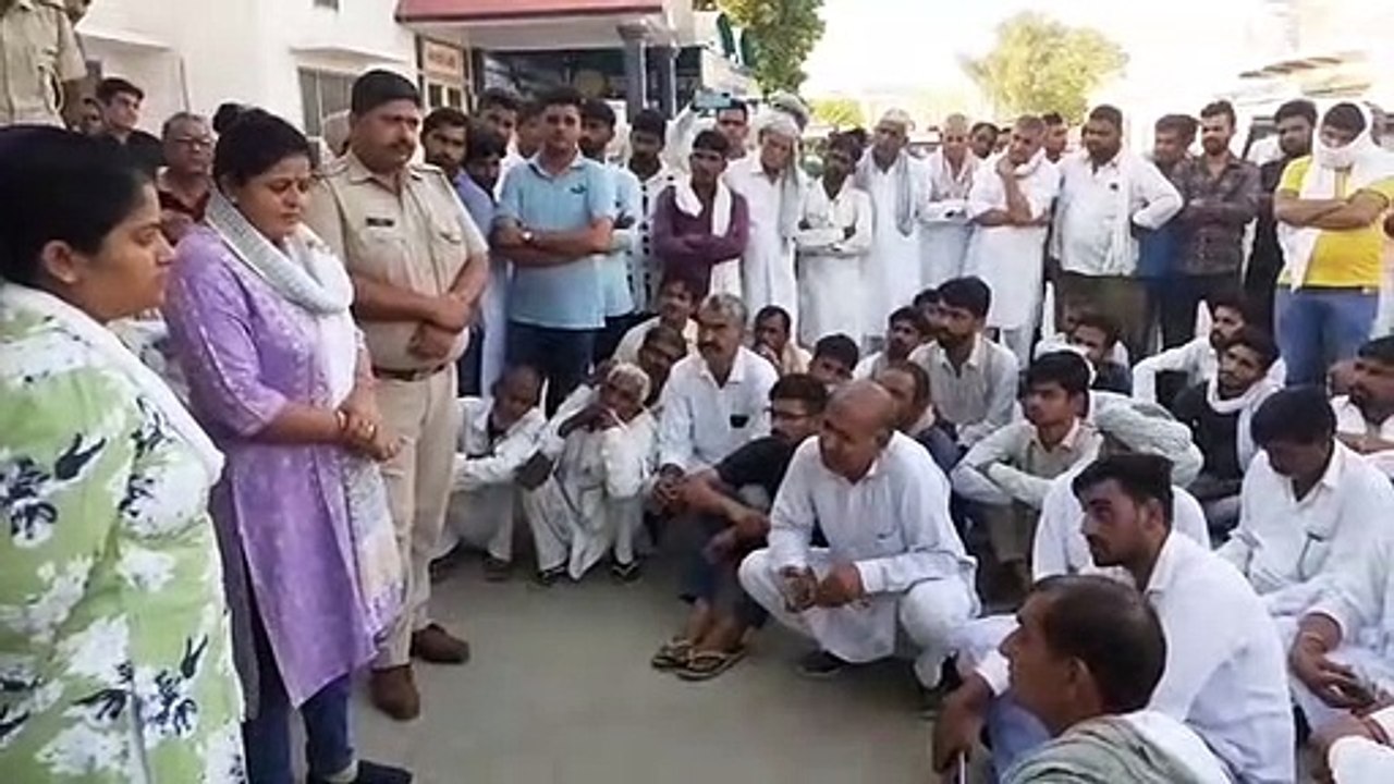 Angry relatives on dharna due to non-arrest of dowry murder accused, denial of post-mortem of dead body