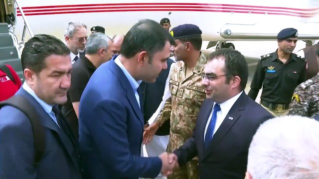 Bakan Kurum ve Bakan Soylu Pakistan’ın Karaçi sel bölgesinde havadan ve karadan incelemelerde bulundu