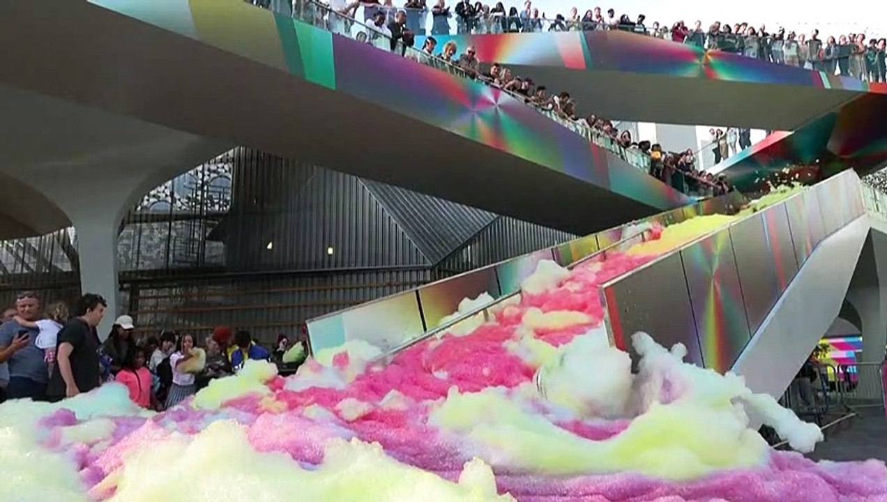 Deutsche Künstlerin feiert Schaumparty in London