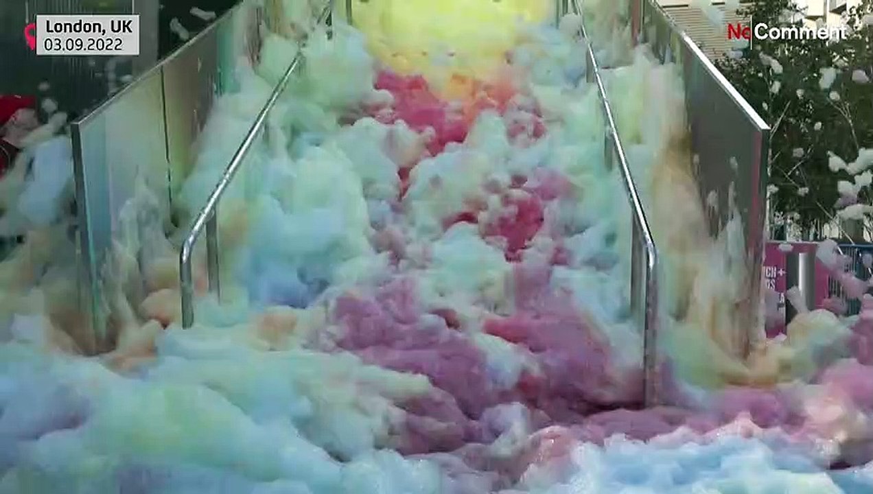 NoComment : une mer de mousse arc-en-ciel à Londres