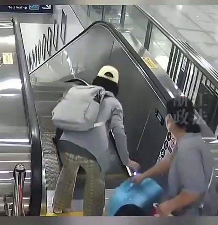 Deux femmes font descendre leurs valises par l'escalator et ça finit mal