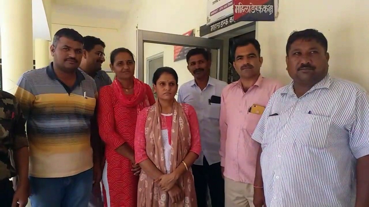 पत्नी पटवारन, पति दलाल, लोगों से लेते रिश्वत, ध...