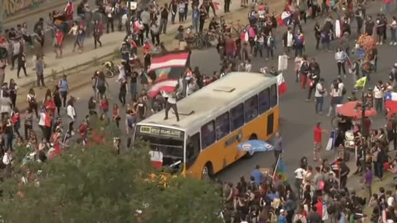 Más de 15 millones de chilenos votan si dan o no el visto bueno a una nueva Constitución