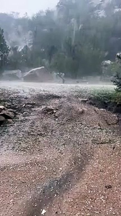 أكثروا عباد الله من الاستغفار - فما استُجلبت الأمطار بأعظم من الأستغفار - والصدقة والأحسان الى المساكين والضعفاء وصلة الأرحام لعل الله يرحمنا - في