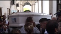 A Gragnano i funerali di Alessandro, applausi alla bara bianca