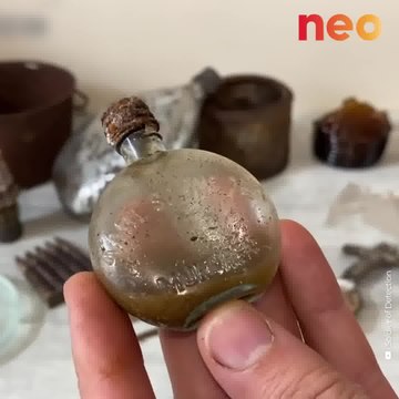 Soldier passe son temps à déterrer des objets militaires de la Première Guerre mondiale