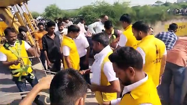 नाले में गिरा युवक, पैर में फेक्चर