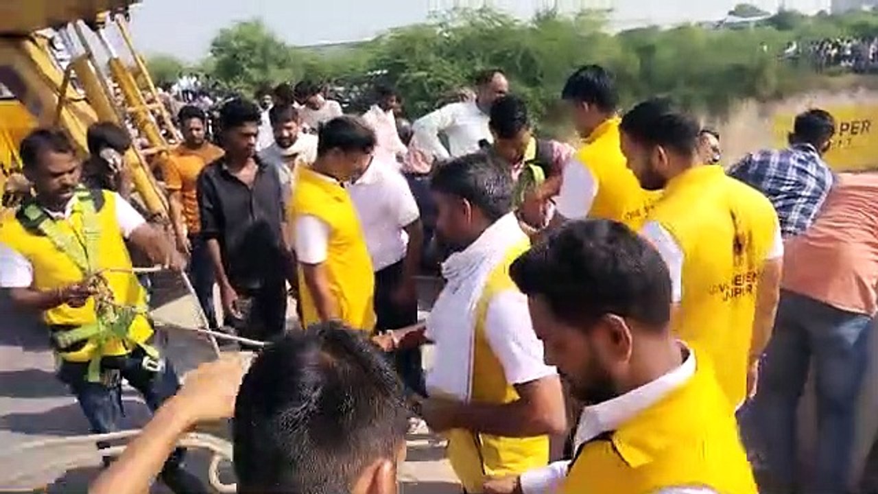 नाले में गिरा युवक, पैर में फेक्चर