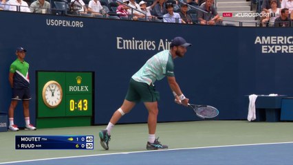 Corentin Moutet amuse le public du Arthur-Ashe avec... des pompes !