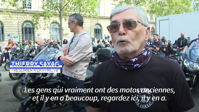 Stationnement payant: manifestation de motards à Paris