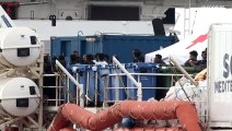 Los más de 400 migrantes del navío de la ONG SOS Mediterranée desembarcan en Italia