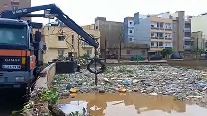 Photos/Videos: Les déchets relantissent l'évacuation des eaux