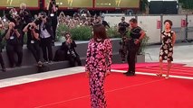 Mostra Venezia, Penelope Cruz balla sul red carpet e incanta il Lido - Video