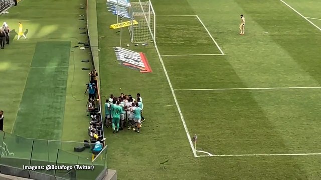 Jogadores do Botafogo comemoram muito gol sobre o Fortaleza com o lateral Rafael