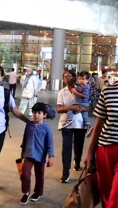 करीना कपूर और सैफ अली खान दोनों बच्चो के साथ लौटे वेकेशन से