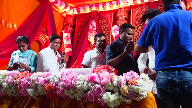 ट्रेडिशनल लुक में गणपति विसर्जन करने पहुंचे राहुल वैद्य और दिशा परमार