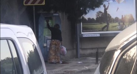 ÜSKÜDAR'DA GİYSİ KUMBARASINDAN HIRSIZLIK KAMERADA