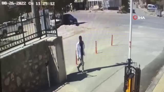 Yaşlı adamın altın ve parasını dolandıran şüpheliden kendini çeken gazeteciye pişkin tepki: Yakışıklı çek ha