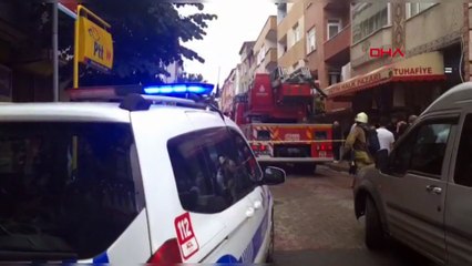 Sultangazi'de yangında can pazarı: Çocuğunu balkon aşağı bıraktı