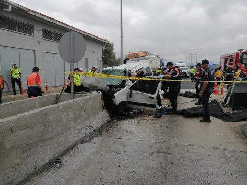Son dakika haberi: Hafif ticari araç gişe bariyerlerine ok gibi saplandı: 3 ölü, 1 yaralı