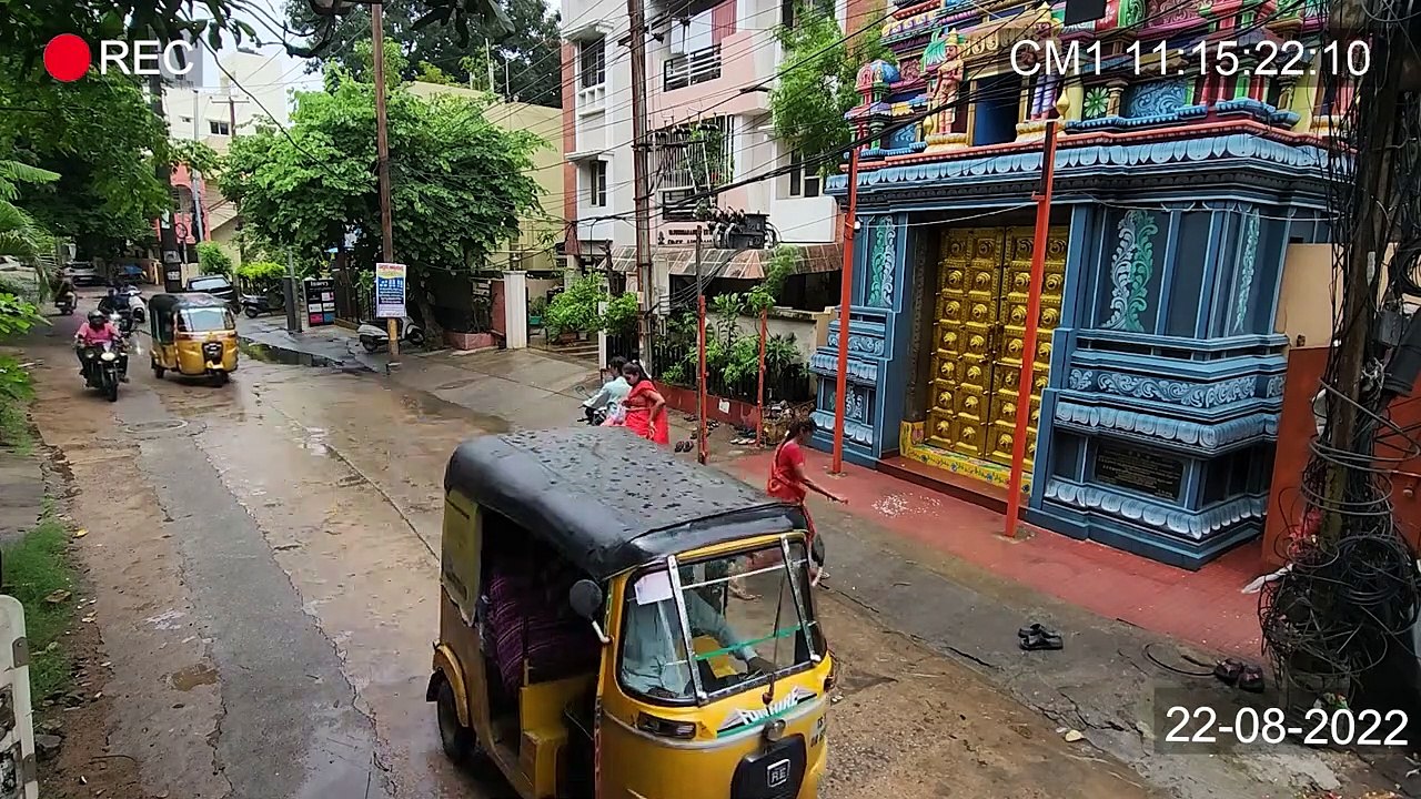 THIS IS AMAZING _ Muslim Women Helped a Hindu Girl at Temple
