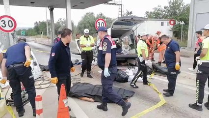 Feci kazada iç ürperten görüntüler! Gişe bariyerlerine ok gibi saplandı: Ölüler ve yaralılar var
