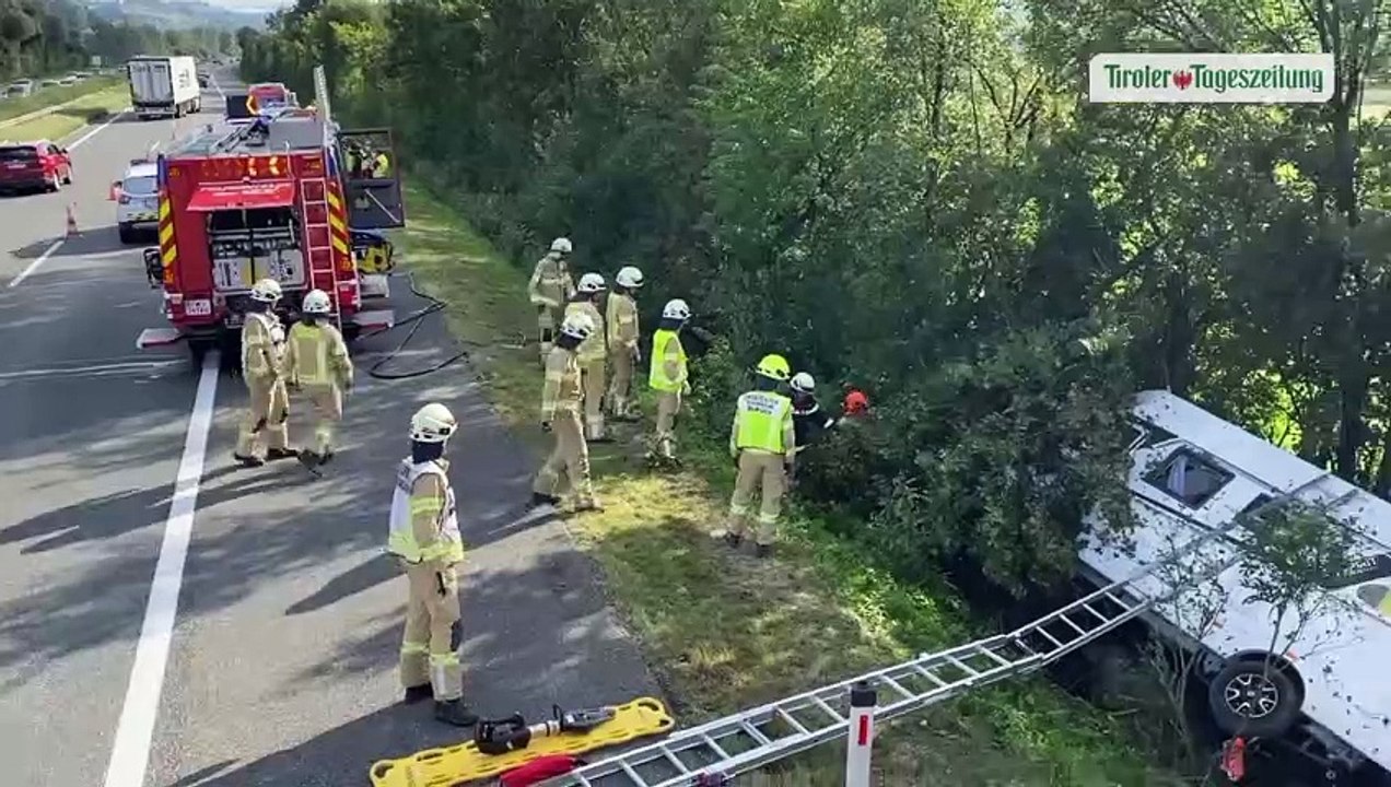 Wohnmobil kippte auf Inntalautobahn um: Vierköpfige Familie bei Radfeld verletzt