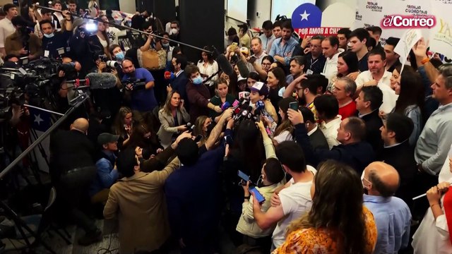 Miles de chilenos celebran con banderas y oraciones el triunfo del Rechazo