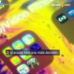 Un vuelo se demoró después de que un pasajero enviara fotos de desnudos a todo el avión.