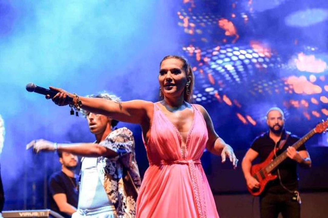 Demet Akalın şarkı söylerken kendini yere buldu