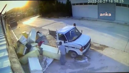 Karşıyaka'da kamyonetler sokağa çöp döktü! Konak'ta AKP'li başkan belediyeyi suçlamak istemişti