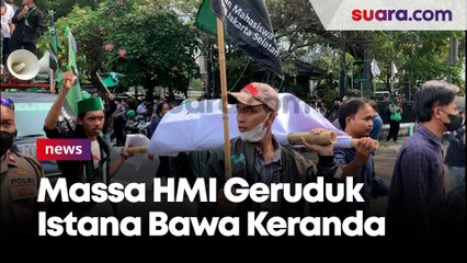 Bawa Keranda Mayat, Massa HMI Geruduk Istana Tolak Kenaikan Harga BBM