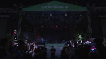 İzmir haberi: İzmir'de Çim Konserlerinde Özcan Deniz Sahne Aldı