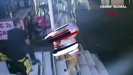 Sendeleyen kadına yardım eden esnaf, kadının kocasından dayak yedi