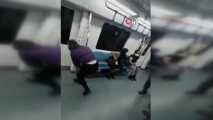 Kadıköy metroda şoke eden görüntü: ellerinin üstünde metroya bindi