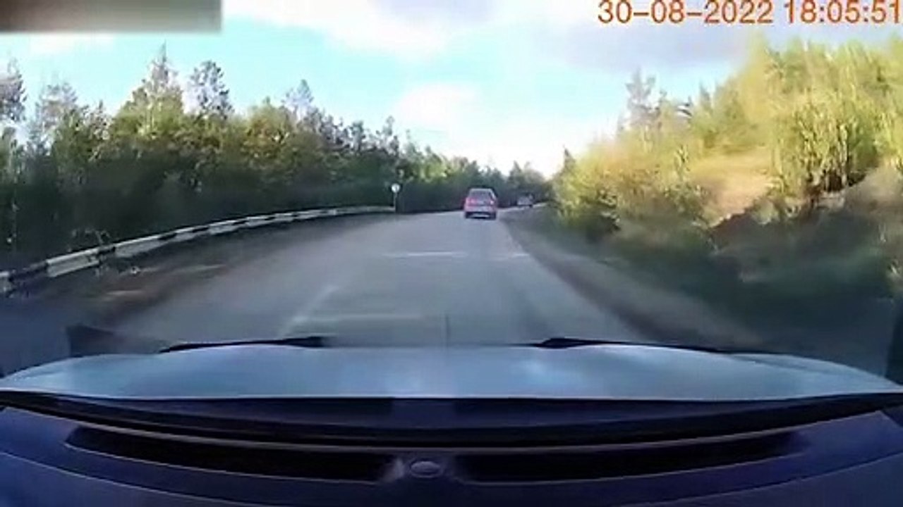 Russie: Un camion grue perd ses freins dans une montée