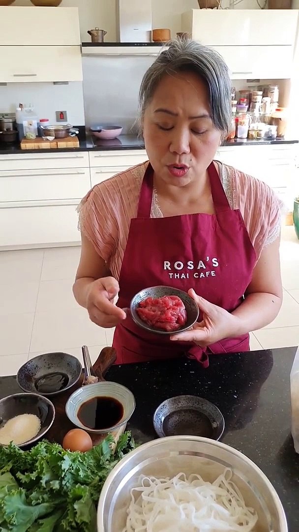 How to make Rosa's-style Thai flat noodles stir-fry (Video: Rosa's Thai Cafe)