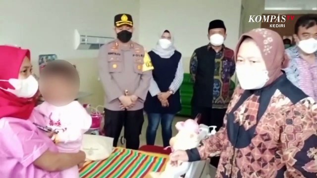 Menteri Sosial Tri Rismaharini Jenguk Balita Korban Penganiayaan