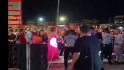 Demet Akalın sahneye çıkarken yere düştü!