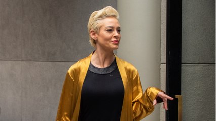 Voici - Rose McGowan a 49 ans : son enfance terrible dans une secte polygame et pédophile