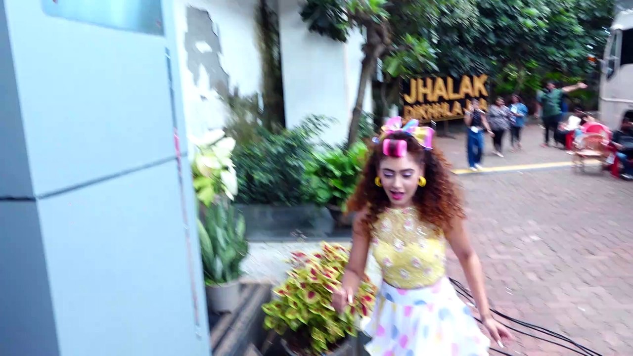 Jhalak Dikhhla Jaa के सेट पर स्पॉट हुए सेलेब्रटीज़, देखें वीडियो