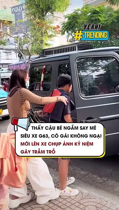 Thấy cậu bé ngắm say mê siêu xe G63 cô gái không ngại mời lên xe chụp ảnh kỷ niệm gây trầm trồ