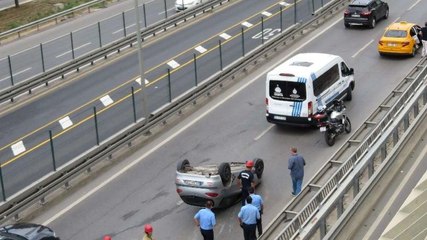 Kadıköy’de kaza: Bariyere çarptı, ters döndü