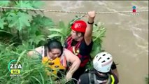 Rescatan a familia que quedó atrapada en la corriente de un río en NL