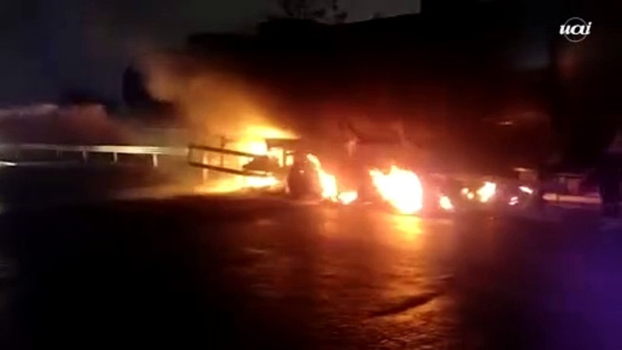 Carreta carregada com licor de cacau pega fogo na BR-251, em Montes Claros